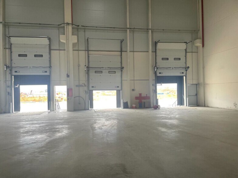 Industrial in Dos Hermanas for lease - Building Photo - Image 2 of 10