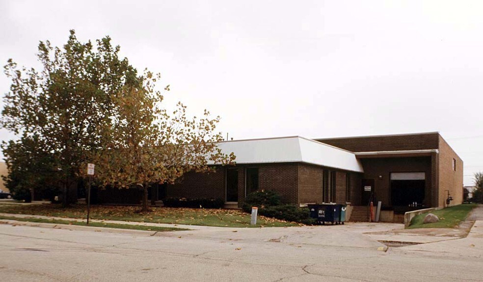 201 Crossen Ave, Elk Grove Village, IL à louer - Photo du bâtiment - Image 2 de 4