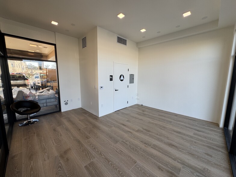 5744 E 2nd St, Long Beach, CA for lease - Building Photo - Image 3 of 21