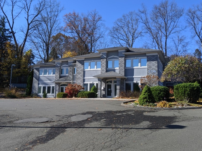 1336 W Main St, Waterbury, CT à louer - Photo du bâtiment - Image 3 de 4