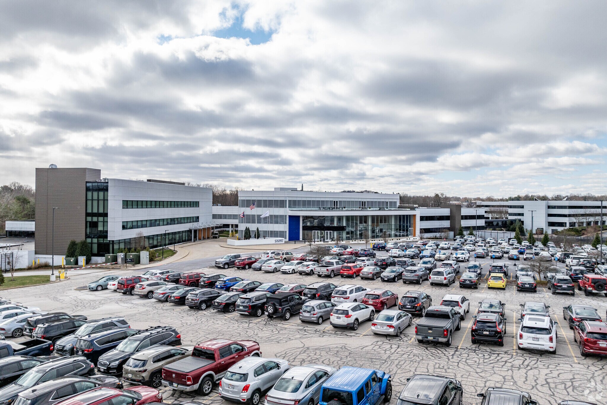 Sterling Office Park portfolio of 3 properties for sale on LoopNet.ca Primary Photo- Image 1 of 4