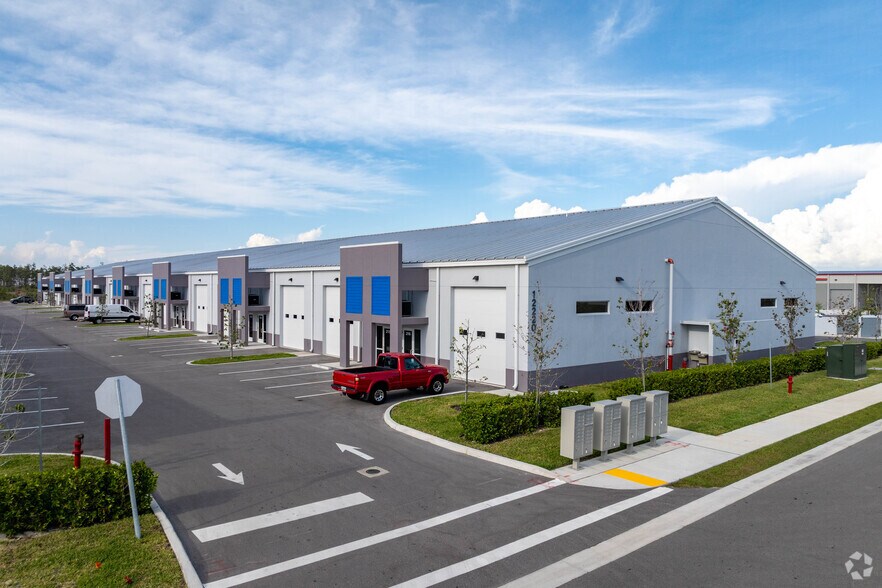 12220 Itec Haul Dr, Fort Myers, FL for sale - Primary Photo - Image 1 of 5