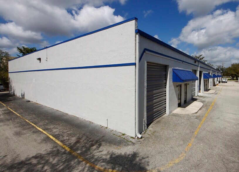 10330-10372 NW 55th St, Sunrise, FL à louer - Photo du bâtiment - Image 3 de 4