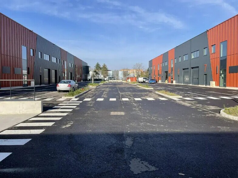 Flex in SAINT-OUEN-L'AUMONE for lease - Building Photo - Image 1 of 9