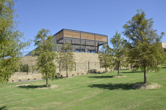 NWC Old Denton Rd & E Jackson Rd, Carrollton, TX à louer Photo du b timent- Image 2 de 12