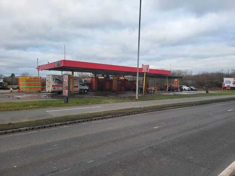 Portfolio of former petrol stations portefeuille de 4 propriétés à vendre sur LoopNet.ca - Photo du bâtiment - Image 2 de 4