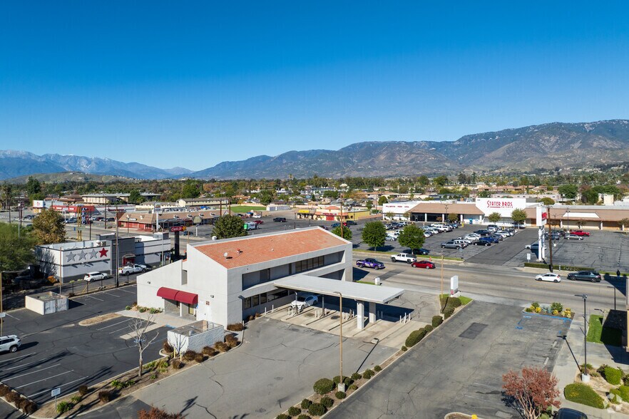 1555 E Highland Ave, San Bernardino, CA à louer - Photo du bâtiment - Image 3 de 4