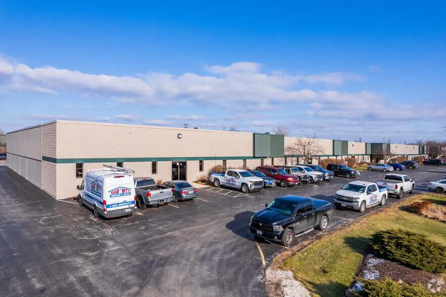 16900-17096 W Victor Rd, New Berlin, WI for lease - Building Photo - Image 1 of 9