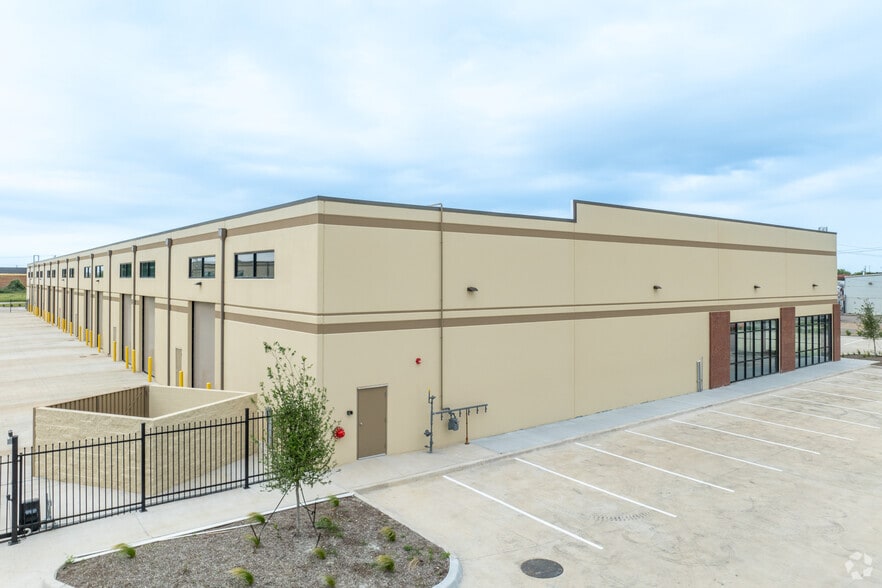 520 S Great Southwest Pky, Grand Prairie, TX for lease - Building Photo - Image 3 of 6