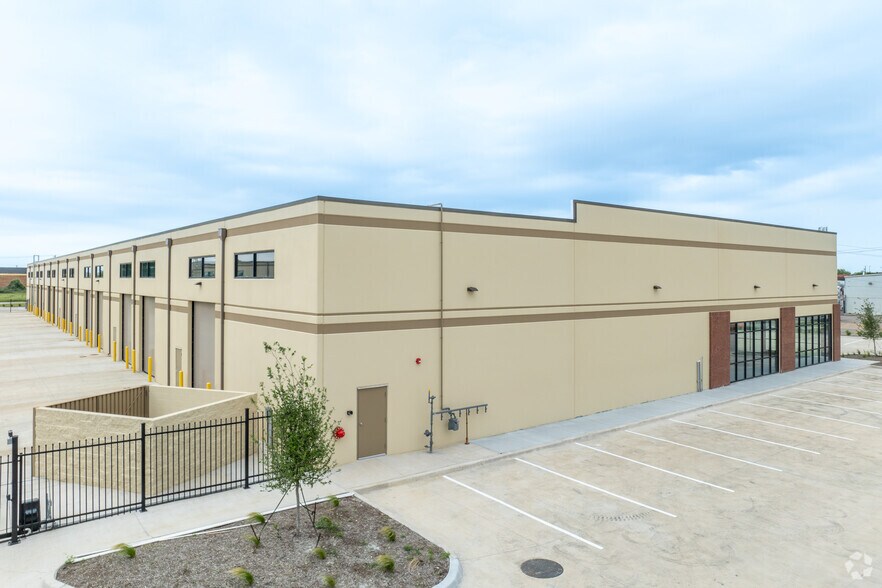 520 S Great Southwest Pky, Grand Prairie, TX à louer - Photo du bâtiment - Image 3 de 4