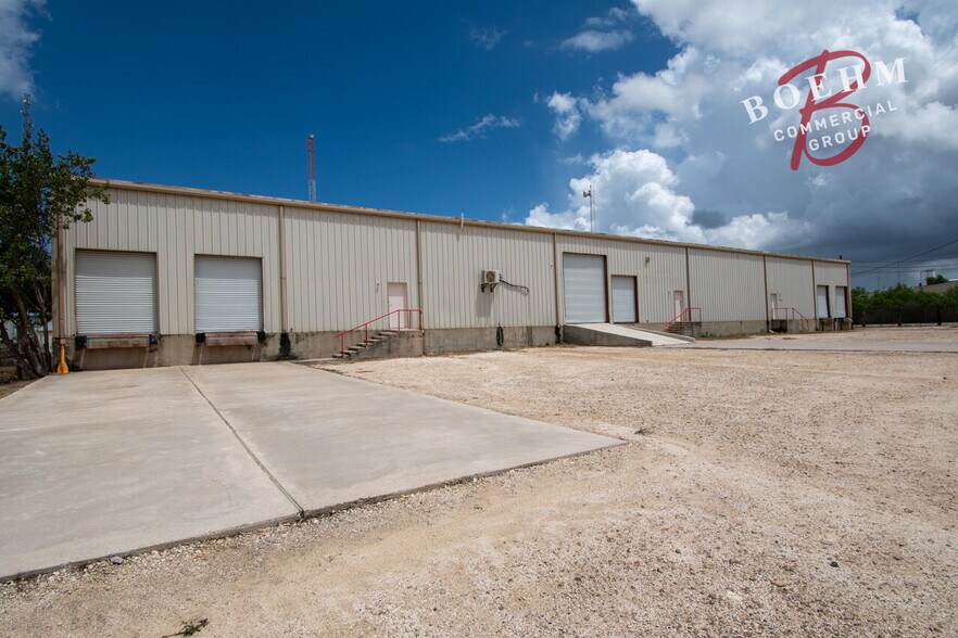 995 Industrial Blvd, Del Rio, TX à louer - Photo du bâtiment - Image 2 de 44