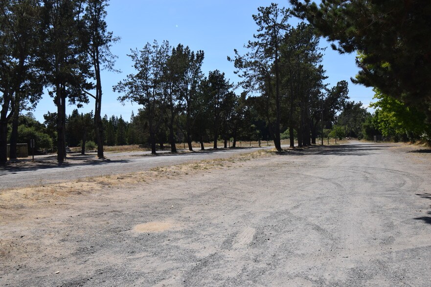 2200 Gravenstein Hwy, Sebastopol, CA à vendre - Photo du bâtiment - Image 2 de 3