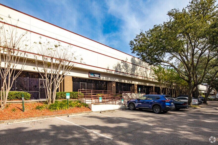 5525 Johns Rd, Tampa, FL à louer - Photo du bâtiment - Image 3 de 9