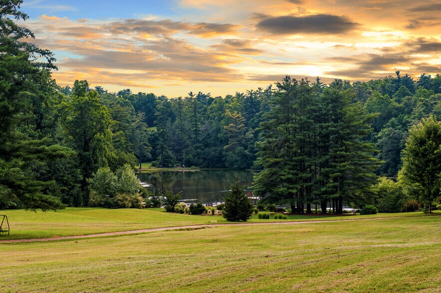 86 Lily Pad Ln, Flat Rock, NC à vendre - Photo du bâtiment - Image 1 de 75