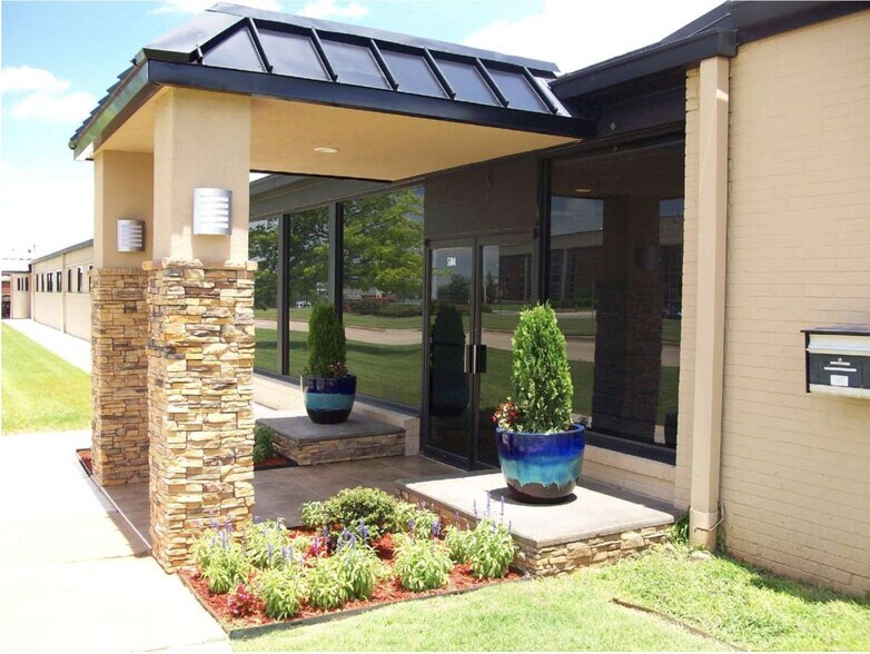 5116-524 N Shartel Ave, Oklahoma City, OK à louer - Photo du bâtiment - Image 2 de 5