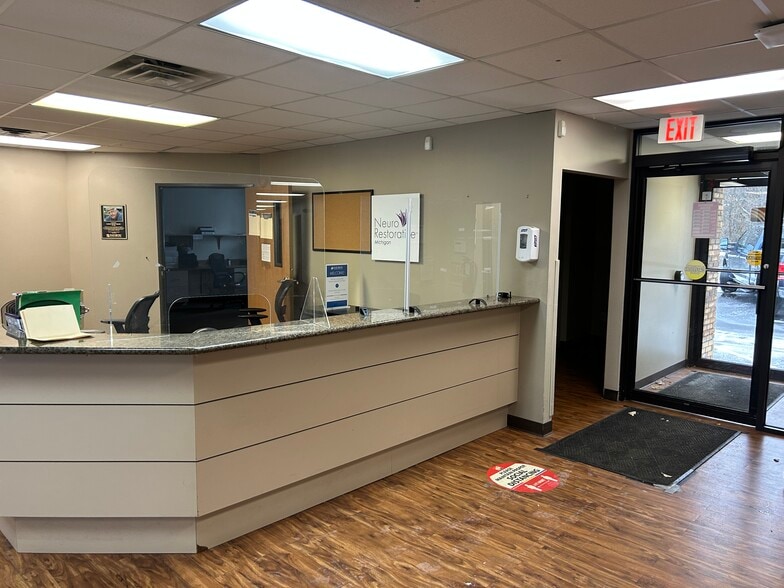 28511 Orchard Lake Rd, Farmington Hills, MI for lease - Interior Photo - Image 3 of 10