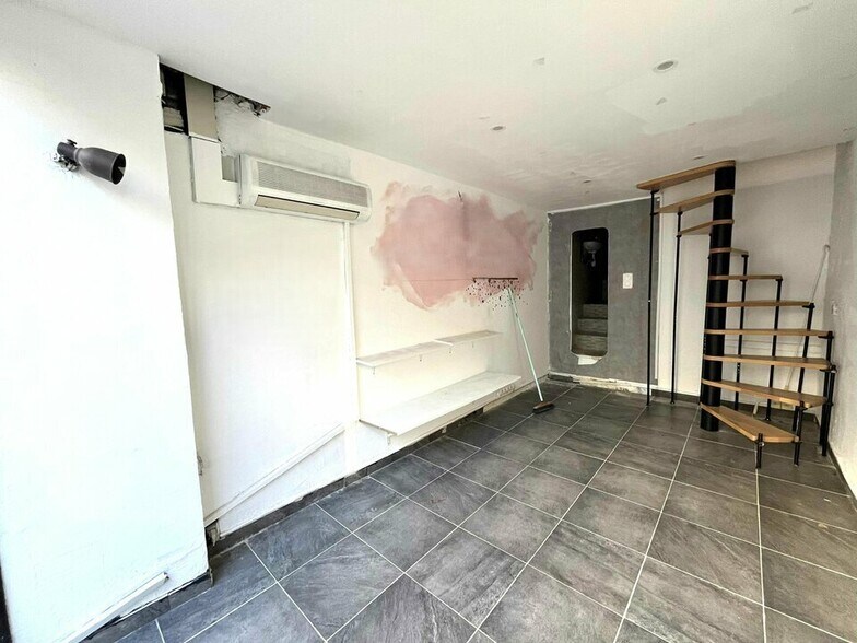 Retail in Antibes for sale - Interior Photo - Image 3 of 4