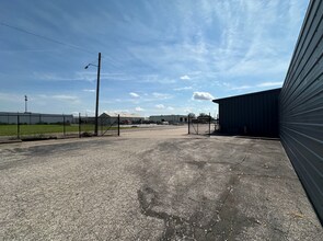 1414 S Stark St, Davenport, IA for lease Building Photo- Image 2 of 14