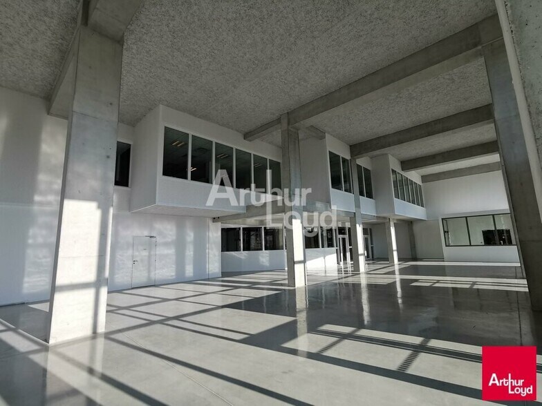 Retail in Cesson-Sévigné for lease - Building Photo - Image 3 of 6