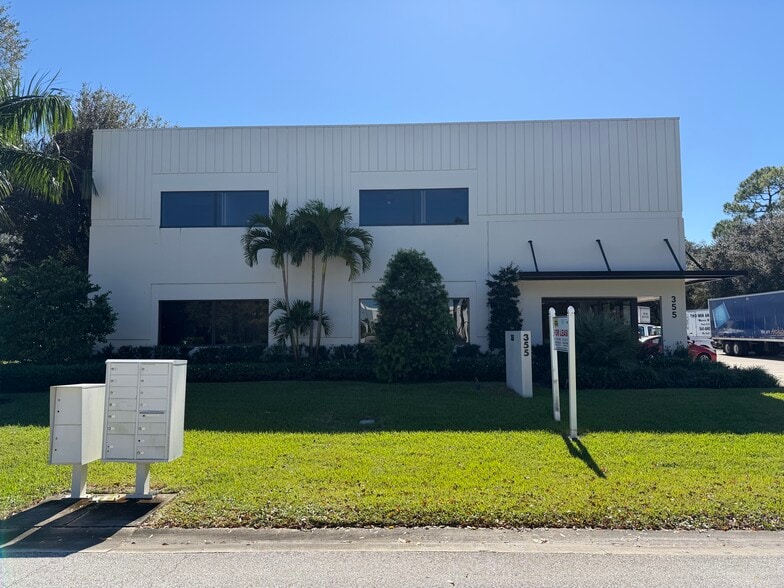 355 Hiatt Dr, Palm Beach Gardens, FL à louer - Photo du bâtiment - Image 2 de 15