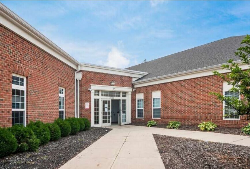 7400 Huntington Park Dr, Columbus, OH à vendre - Photo du bâtiment - Image 2 de 14