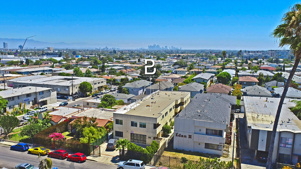 2012 S Bedford St, Los Angeles, CA à vendre - Photo du bâtiment - Image 1 de 1