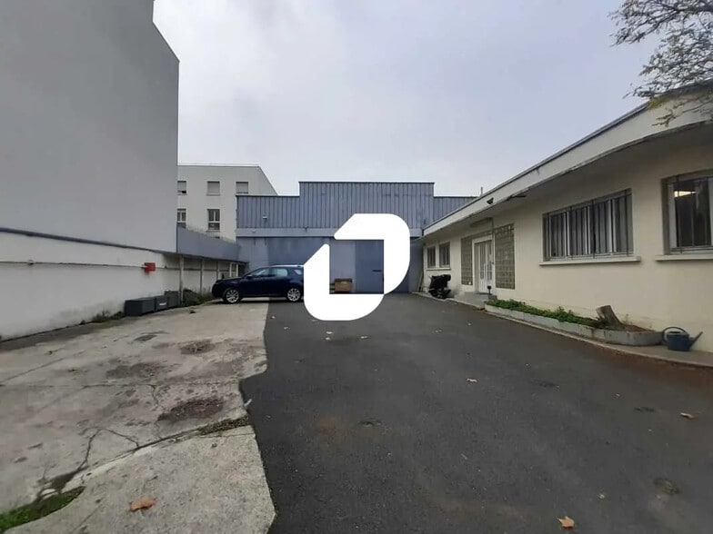 Office in Saint-Denis for lease - Building Photo - Image 2 of 8