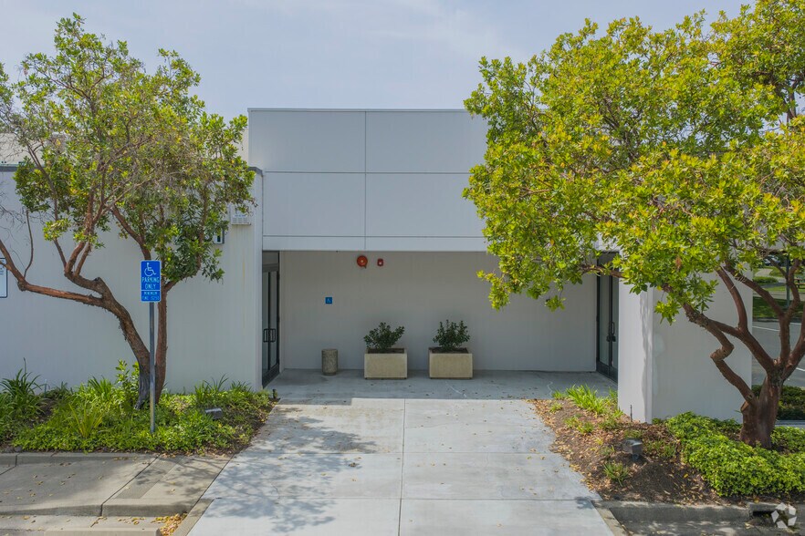 2331 Circadian Way, Santa Rosa, CA à louer - Photo du bâtiment - Image 3 de 8