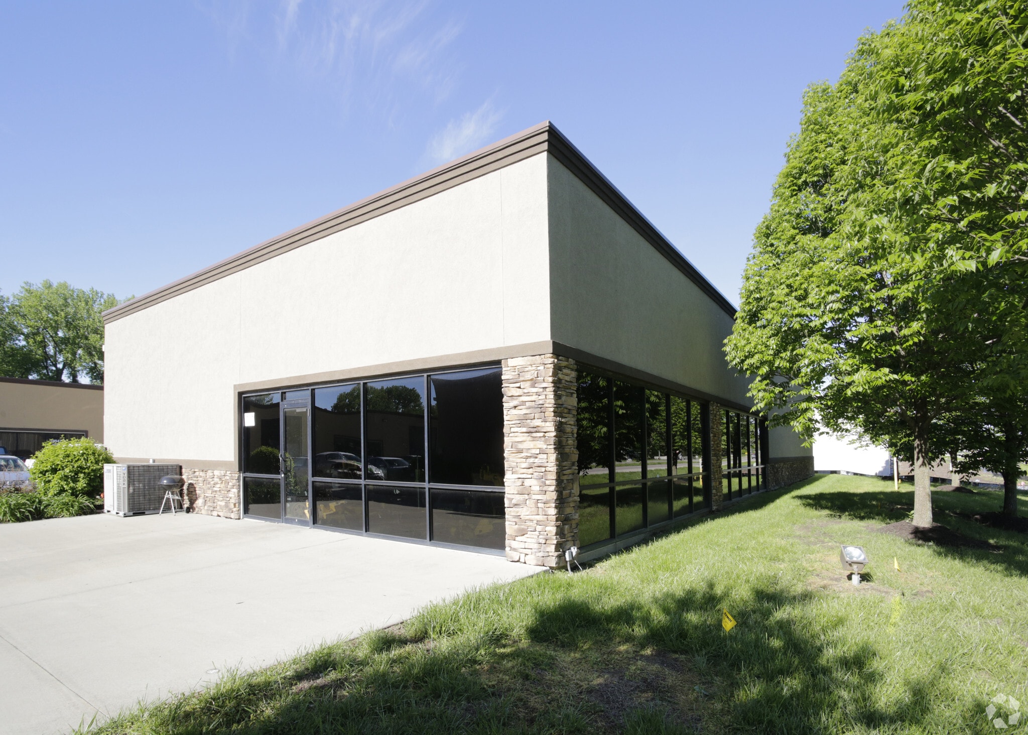 10953 Kaw Dr, Edwardsville, KS for lease Primary Photo- Image 1 of 3
