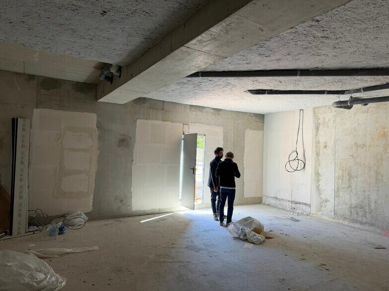 Retail in Noisy-le-Grand for lease - Interior Photo - Image 1 of 7