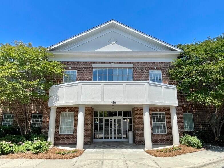 120 Preston Executive Dr, Cary, NC à louer - Photo du bâtiment - Image 1 de 11