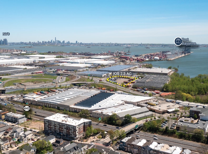 130 Pulaski St, Bayonne, NJ à louer - Photo du bâtiment - Image 2 de 4