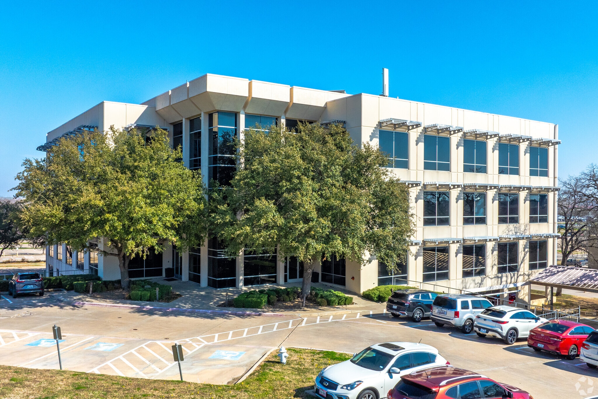417 Oakbend Dr, Lewisville, TX for lease Primary Photo- Image 1 of 11