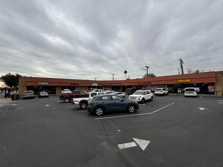 200 W Foothill Blvd, Azusa, CA for lease - Building Photo - Image 1 of 3