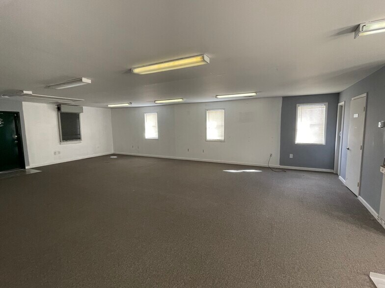 6923 Ebenezer Rd, Middle River, MD à louer - Photo du bâtiment - Image 3 de 4