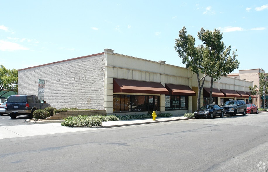 108-118 E Amerige Ave, Fullerton, CA à louer - Photo du bâtiment - Image 2 de 7