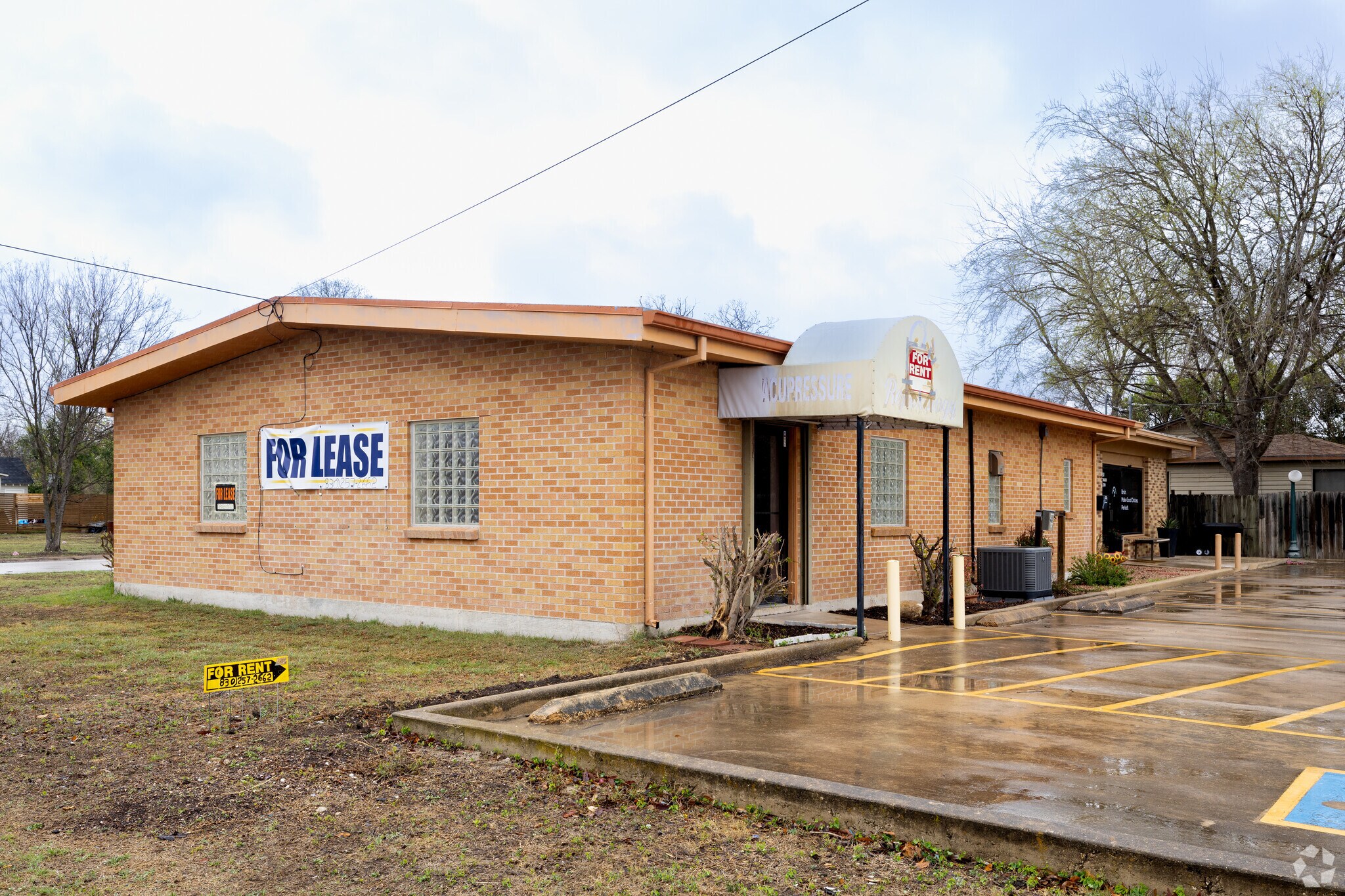 250 W Main St, Kerrville, TX à louer Photo du bâtiment- Image 1 de 5