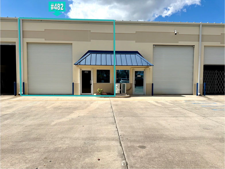 450-494 NW Lake Whitney Pl, Port Saint Lucie, FL for lease - Building Photo - Image 1 of 12