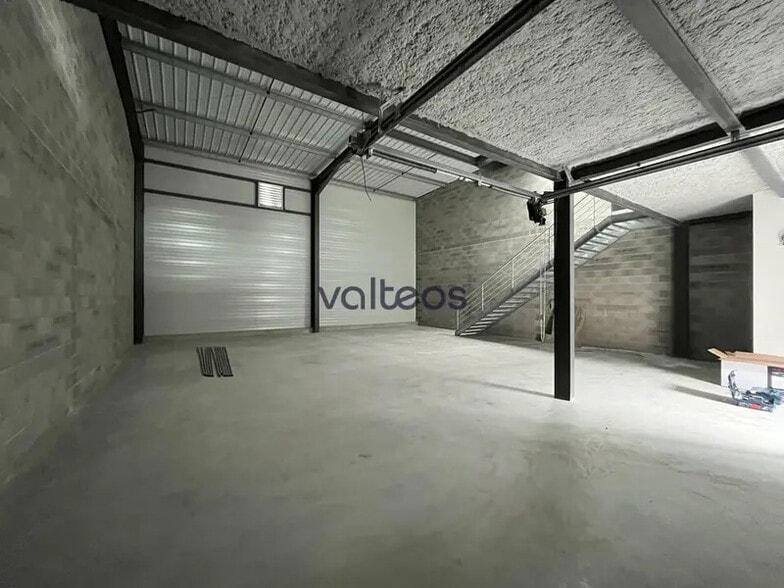 Flex in Cugnaux for lease - Interior Photo - Image 2 of 6