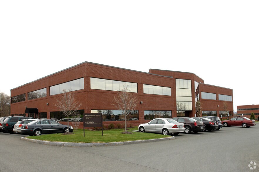 29 British American Blvd, Latham, NY à louer - Photo du bâtiment - Image 3 de 12