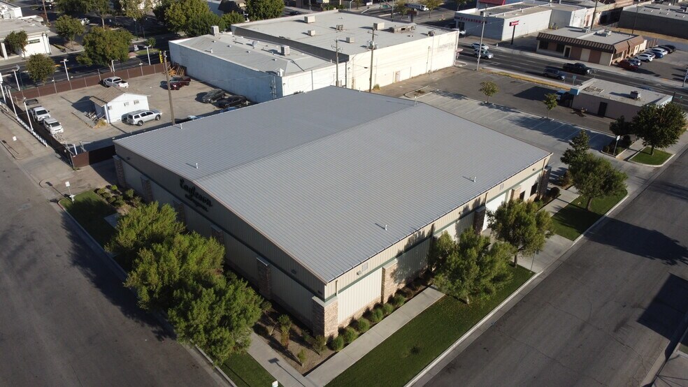Eagleson Body Works (Leasehold) portefeuille de 3 propriétés à vendre sur LoopNet.ca - Photo du bâtiment - Image 3 de 10