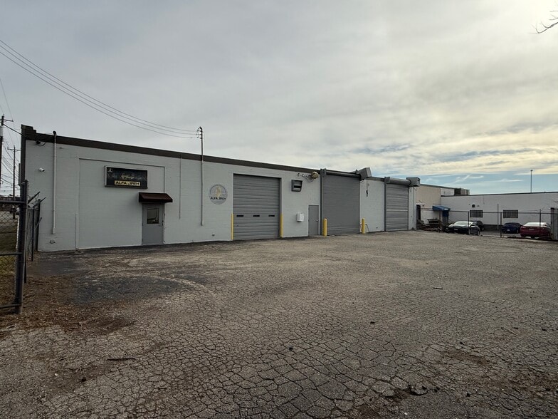 1045 Hopkins St, Cincinnati, OH for lease - Building Photo - Image 2 of 8