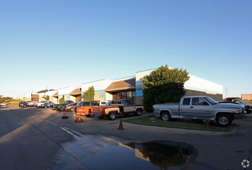 10660 Wire Way, Dallas, TX for lease - Primary Photo - Image 1 of 3