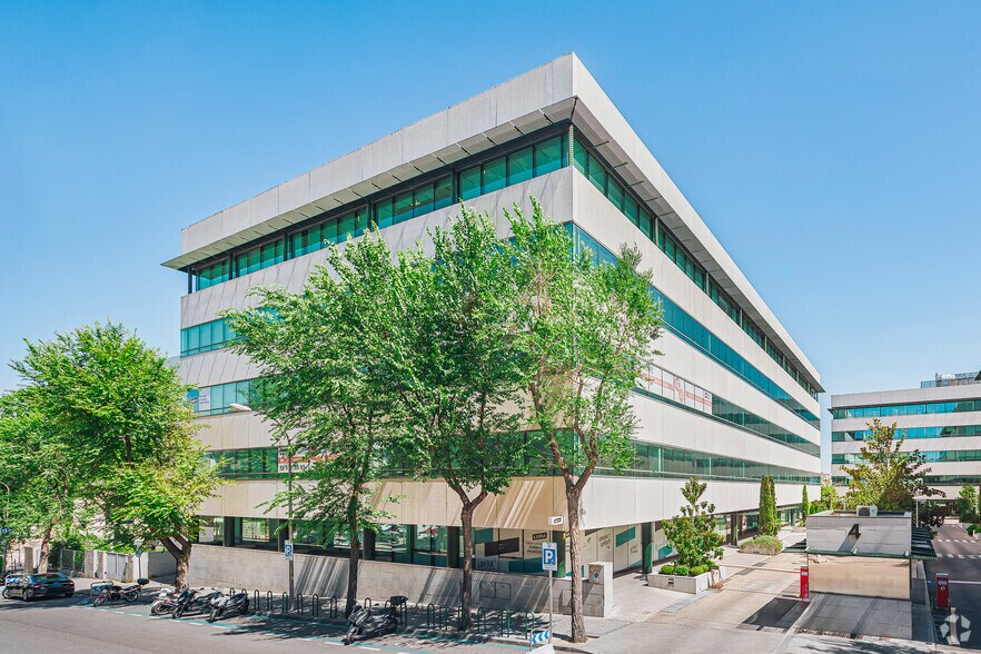 Calle Julián Camarillo, 4 C, Madrid, Madrid à louer - Photo du bâtiment - Image 3 de 18