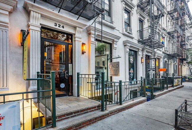 Plus de détails pour 324-326 W 47th St, New York, NY - Commerce de détail à louer