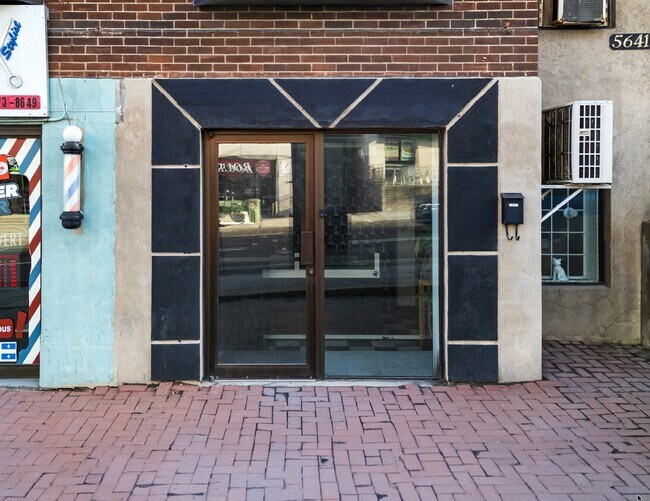 Plus de détails pour 5643 Ch De La Côte-Des-Neiges, Montréal, QC - Commerce de détail à louer