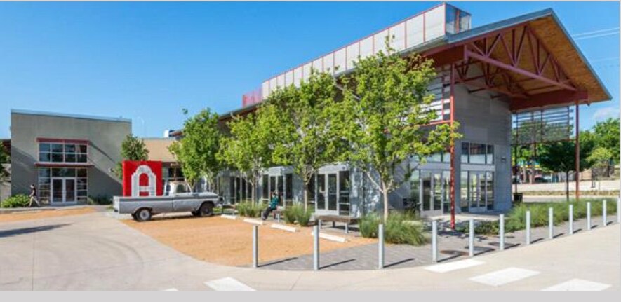 1818 Sylvan Ave, Dallas, TX à louer - Photo du bâtiment - Image 3 de 11