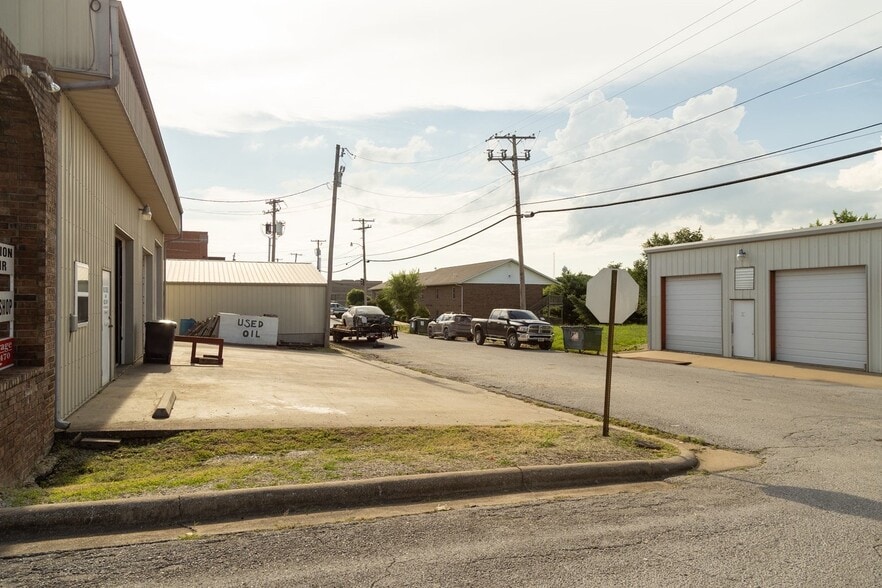 118 E Davis St, Stockton, MO for sale - Building Photo - Image 2 of 15