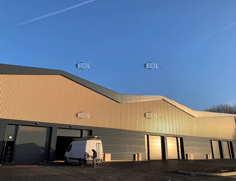 Local d'activités dans Moissy-Cramayel à vendre - Photo du bâtiment - Image 2 de 3