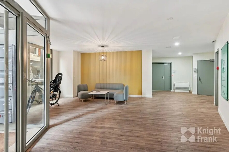 Office in Levallois-Perret for lease - Lobby - Image 2 of 9